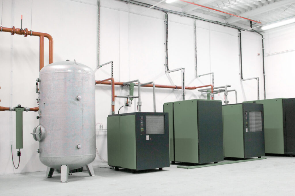 Suruõhusüsteem tootmises – kompressorid, torustik ja suruõhumahuti (ressiiver).